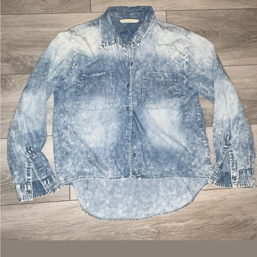 Hippie Laundry Size Medium Hi Low Long Sleeved Denim Button Down Ombre Shirt